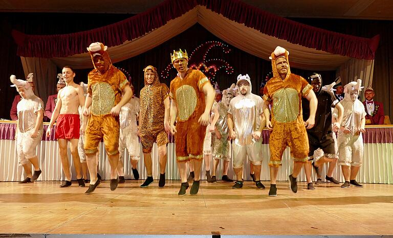 In den Dschungel entführte das Männerballett des CCS ihre Gäste in der Mehrzweckhalle. In den Dschungel entführte das Männerballett des CCS ihre Gäste in der Mehrzweckhalle.