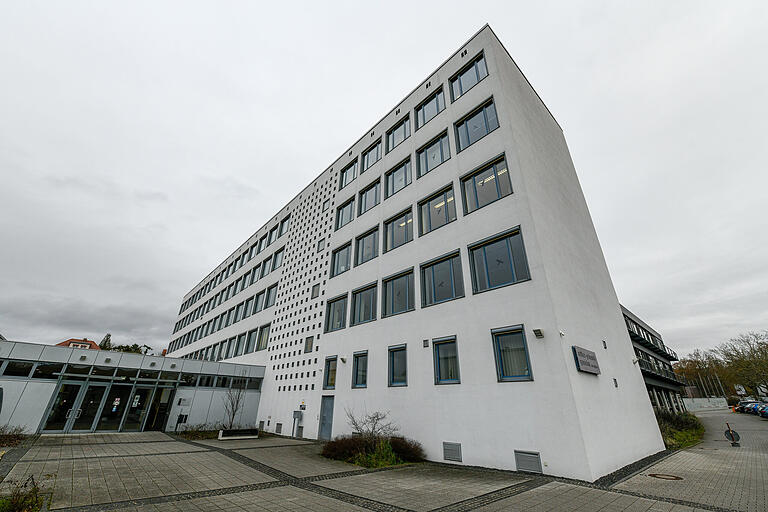 Am Matthias-Grünewald-Gymnasium am Zwerchgraben können musisch-begabte Schülerinnen und Schülern einen Musikzweig belegen. Am Matthias-Grünewald-Gymnasium am Zwerchgraben können musisch-begabte Schülerinnen und Schülern einen Musikzweig belegen.