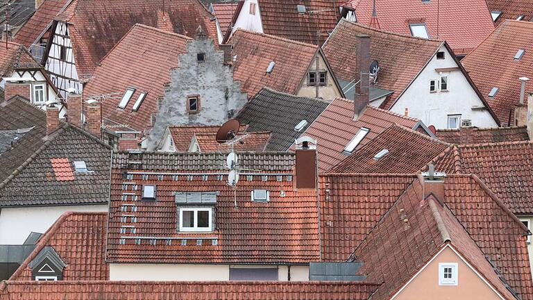 Die Dachlandschaft der Lohrer Altstadt ist verschachtelt und kleinteilig. Solaranlagen sind dort kaum zu finden. Der Stadtrat jedoch hat nun per Satzungsänderung eine Hürde für solche Anlagen aus dem Weg geräumt. Die Dachlandschaft der Lohrer Altstadt ist verschachtelt und kleinteilig. Solaranlagen sind dort kaum zu finden. Der Stadtrat jedoch hat nun per Satzungsänderung eine Hürde für solche Anlagen aus dem Weg geräumt.