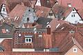 Die Dachlandschaft der Lohrer Altstadt ist verschachtelt und kleinteilig. Solaranlagen sind dort kaum zu finden. Der Stadtrat jedoch hat nun per Satzungsänderung eine Hürde für solche Anlagen aus dem Weg geräumt.
