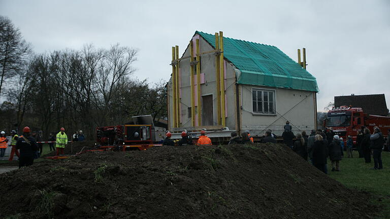 Kalthaus Umzug 2       -  Das Kalthaus wird im Fränkischen Freilandmuseum Fladungen an seinen neuen Standort gesetzt.