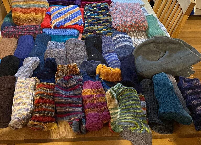 Die Aktion 'Stricken für die Ukraine' hat eine Menge warmer Socken und Schals gebracht. Die Aktion 'Stricken für die Ukraine' hat eine Menge warmer Socken und Schals gebracht.