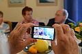 Heutzutage besitzen auch viele Senioren ein Smartphone.jpeg       -  Heutzutage besitzen auch viele Senioren ein Smartphone. Doch die Bedienung ist oftmals schwierig.
