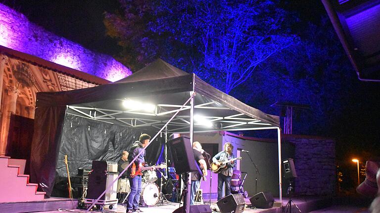 Andreas Kümmert und Band spielten auf der Scherenburg. Andreas Kümmert und Band spielten auf der Scherenburg.