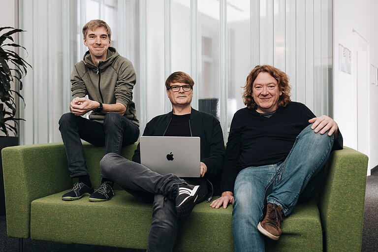 Die drei Geschäftsführer von HMI Project (von links): Philipp Kruse, Christian Rudolph, Markus Buberl. Bei der Anordnung auf der Couch erlaubte sich Musikfan Buberl einen Spaß: Sie ist dem Cover der ersten LP der Folkrockband Crosby, Stills & Nash nachempfunden. Die drei Geschäftsführer von HMI Project (von links): Philipp Kruse, Christian Rudolph, Markus Buberl. Bei der Anordnung auf der Couch erlaubte sich Musikfan Buberl einen Spaß: Sie ist dem Cover der ersten LP der Folkrockband Crosby, Stills & Nash nachempfunden.