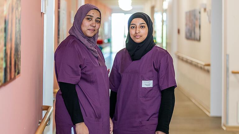 Zwei Schwestern mit Freude am Pflegeberuf: Während Rahaf (links) seit sechs Jahren in Bergtheim (Lkr. Würzburg) lebt und im Seniorenzentrum arbeitet, soll ihre Schwester Amira Kulaib abgeschoben werden. Zwei Schwestern mit Freude am Pflegeberuf: Während Rahaf (links) seit sechs Jahren in Bergtheim (Lkr. Würzburg) lebt und im Seniorenzentrum arbeitet, soll ihre Schwester Amira Kulaib abgeschoben werden.