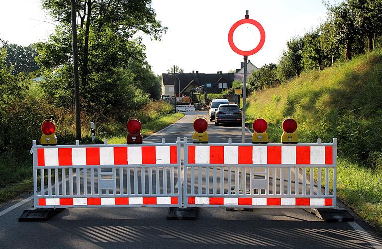 Umfangreiche Kanalbauarbeiten sind der Grund für die Vollsperrung der Kreisstraße 33 am Ortseingang von Obervolkach aus Richtung Gaibach. Umfangreiche Kanalbauarbeiten sind der Grund für die Vollsperrung der Kreisstraße 33 am Ortseingang von Obervolkach aus Richtung Gaibach.