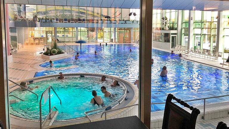 Zum Ferienprogramm des Netzwerks für Jugendkultur Bad Königshofen gehört auch ein gemeinsamer Besuch der Frankentherme. Zum Ferienprogramm des Netzwerks für Jugendkultur Bad Königshofen gehört auch ein gemeinsamer Besuch der Frankentherme. 