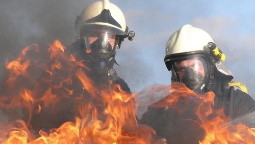 Feuerwehr Fotowettbewerb       -  Gewann den 3. Platz beim Fotowettbewerb 'Feuerwehr 2013': Atemschutzgeräteträger der FF Hausen bei der Übung.