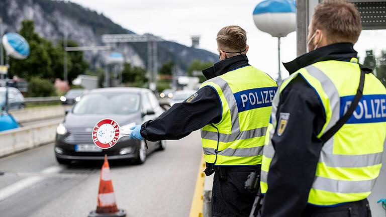 Reiserückkehrende, wie hier an der österreichischen Grenze, sind aktuell für einen Großteil der Corona-Infektionen in der Region Würzburg verantwortlich. Reiserückkehrende, wie hier an der österreichischen Grenze, sind aktuell für einen Großteil der Corona-Infektionen in der Region Würzburg verantwortlich.