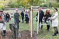 Anlässlich des 100. Geburtstages von Joseph Beuys wurde in Homburg am Main-Radweg eine Eiche gepflanzt (von links): U We Claus (ehemaliger Assistent von Beuys), Lothar Müller (Museum MAXIMUM Traunreut), Bürgermeister Thomas Stamm (Kommunale Allianz Raum Marktheidenfeld), Initiatorin Elvira Lantenhammer und Bürgermeisterin Kerstin Deckenbrock.