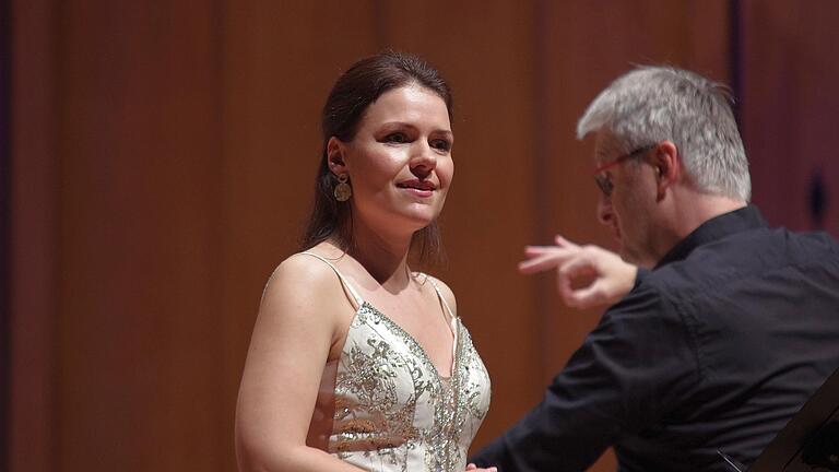 Der Dirigent die Staatsbad Philharmonie Bad Kissingen, Klaus Simon, und die Sopranistin Katharina Ruckgaber im Max-Littmann-Saal von Bad Kissingen. - Der Dirigent die Staatsbad Philharmonie Bad Kissingen, Klaus Simon, und die Sopranistin Katharina Ruckgaber im Max-Littmann-Saal von Bad Kissingen. Der Dirigent die Staatsbad Philharmonie Bad Kissingen, Klaus Simon, und die Sopranistin Katharina Ruckgaber im Max-Littmann-Saal von Bad Kissingen. - Der Dirigent die Staatsbad Philharmonie Bad Kissingen, Klaus Simon, und die Sopranistin Katharina Ruckgaber im Max-Littmann-Saal von Bad Kissingen.