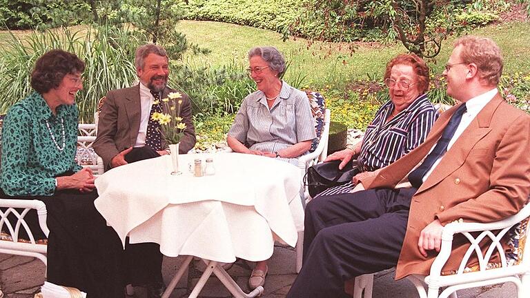 Sisi-Verwandtschaft: 1998 kam Erzherzogin Margaretha von Habsburg-Lothringen (Mitte) zum Kissinger Sommer nach Bad Kissingen. Mit im Bild Hilla Schütze (Büro Kissinger Sommer),&nbsp; der frühere Oberbürgermeister Christian Zoll, Elisabeth Sotier, damals Inhaberin des Hotels Fürstenhof und Michael Kain, seinerzeit Direktor des Steigenberger Kurhaushotels.&nbsp;