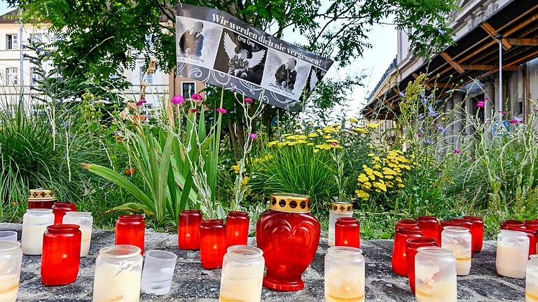 An diesem Kreisverkehr am Haugerkirchplatz fand die tödliche Messerattacke statt. Was genau passiert ist, wird aktuell in einem Prozess am Landgericht Würzburg aufgearbeitet.