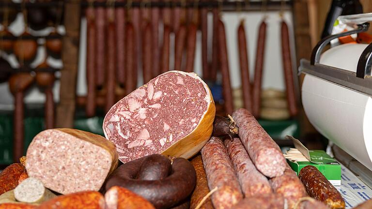 Handwerklich erzeugte Wurstwaren in Hülle und Fülle: An rund 50 Verkaufsständen konnten die Besucher des Rhöner Wurstmarkts Hausmacher-Kreationen probieren. Handwerklich erzeugte Wurstwaren in Hülle und Fülle: An rund 50 Verkaufsständen konnten die Besucher des Rhöner Wurstmarkts Hausmacher-Kreationen probieren.