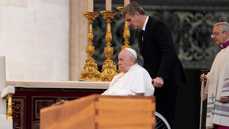 Papst Franziskus - Papst Franziskus wird im Rollstuhl an dem Sarg des verstorbenen emeritierten Papstes Benedikt XVI. während öffentlichen Trauermesse für den emeritierten Papst Benedikt XVI. auf dem Petersplatz gefahren. (Archivbild) Papst Franziskus - Papst Franziskus wird im Rollstuhl an dem Sarg des verstorbenen emeritierten Papstes Benedikt XVI. während öffentlichen Trauermesse für den emeritierten Papst Benedikt XVI. auf dem Petersplatz gefahren. (Archivbild)