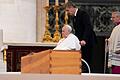 Papst Franziskus       -  Papst Franziskus wird im Rollstuhl an dem Sarg des verstorbenen emeritierten Papstes Benedikt XVI. während öffentlichen Trauermesse für den emeritierten Papst Benedikt XVI. auf dem Petersplatz gefahren. (Archivbild)