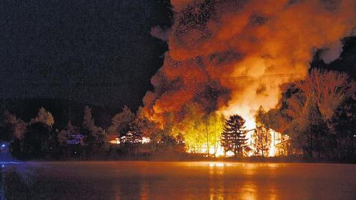 Szenarium wie aus einem Katastrophenfilm: Die alte Tennishalle am Mooswäldchensee steht lichterloh in Flammen.