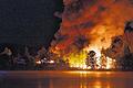 Szenarium wie aus einem Katastrophenfilm: Die alte Tennishalle am Mooswäldchensee steht lichterloh in Flammen.