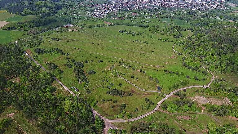 Die Deutsche Bahn hat mit der Bundesanstalt für Immobilienaufgaben (BImA) den Erlebnispfad Nationales Naturerbe Aschaffenburg eröffnet: Der Rundweg dokumentiert die Umgestaltung des ehemaligen Militärgeländes.