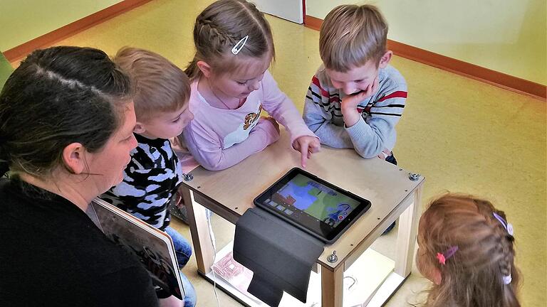 Kerstin Hubert, Erzieherin im Winkelser Kindergarten 'Kleine Strolche', arbeitet mit Vorschulkindern an der Trickfilmbox.  Foto: Sigismund von Dobschütz       -  Kerstin Hubert, Erzieherin im Winkelser Kindergarten 'Kleine Strolche', arbeitet mit Vorschulkindern an der Trickfilmbox.  Foto: Sigismund von Dobschütz