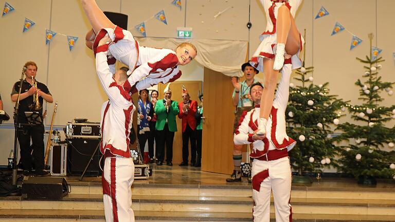 Moderne Choreografie mit akrobatischen Einlagen bot das Tanzpaar-Duo von den Schollbrunner 'Haddelbeernarr'n'.