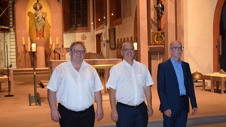 Am Ende des vierten Orgelsommer-Konzertes in der St.-Andreas-Kirche in Karlstadt bedankten sich die drei Interpreten (von links) Stefan Walter, Bernhard Seelbach und Rainer Aberle bei den Zuhörern für den Applaus.