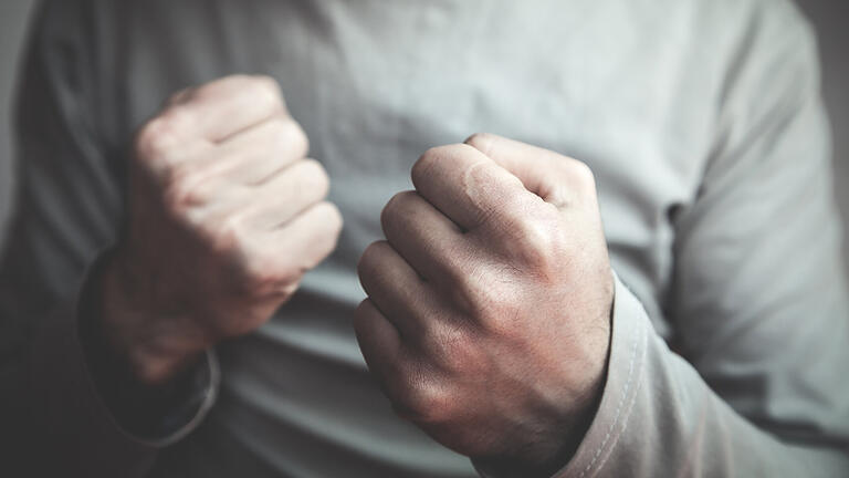 Caucasian man with fight gesture. Aggression concept       -  Symbolbild: Gewalt