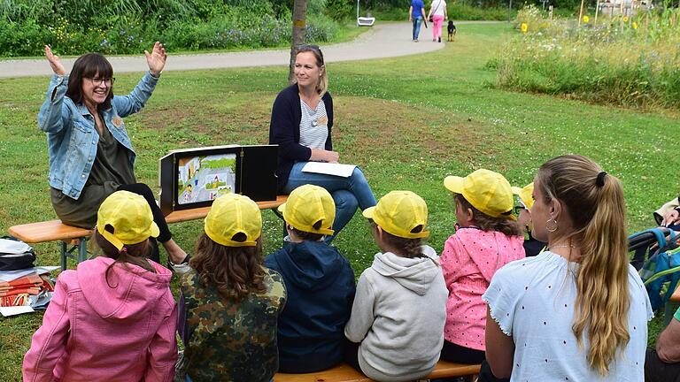 Gebannt lauschten die Kinder den beiden Würzburger Autorinnen Claudia Görde (links) und Birgit Six, die ihr Buch „Fritzi und Lulu – Dem Müll auf der Spur“ als japanisches Erzähltheater vorstellten.