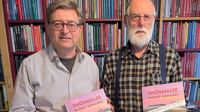 Verleger Dr. Michael Imhof (links) und Maler Herbert Schneider aus Bischofsheim mit dem neuen Buch mit Bildern von Herbert Schneider.