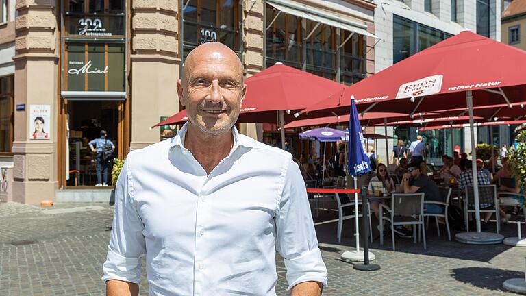 Marcus Fischer, Inhaber von BrotHaus, vor dem Café Michel in Würzburg.