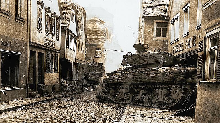 Ein amerikanischer M4-Sherman-Panzer wurde von einem Hitlerjungen mit einer Panzerfaust abgeschossen und fuhr ins Schaufenster der Metzgerei Mayer in Lohr. Hinter ihm sucht ein US-Infanterist während der Kämpfe am 3. April 1945 Schutz. Auf der linken Straßenseite ist ein weiterer abgeschossener Sherman neben dem Göpfert-Haus zu erkennen.&nbsp;