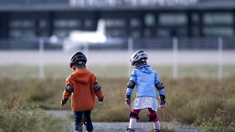 Zwei kleine Mädchen auf dem Tempelhofer Feld in Berlin Eine Kindergrundsicherung könnte der sinkenden Kinderzahl in Deutschland entgegenwirken. Foto: Tim Brakemeier       -  Eine Kindergrundsicherung könnte der sinkenden Kinderzahl in Deutschland entgegenwirken.