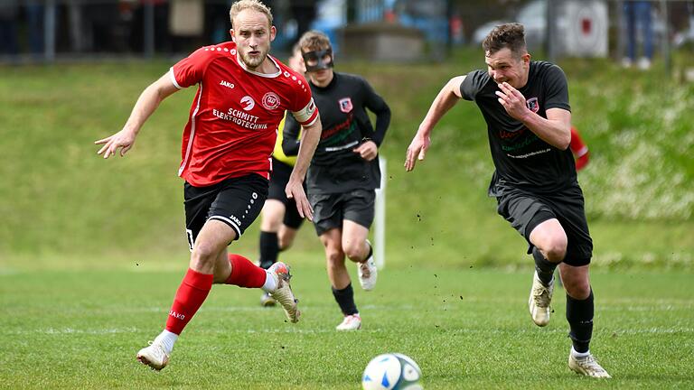 Traf gegen Fuchsstadt doppelt: Schweinfurts Dominik Popp (links) hier im Laufduell mit Steffen Schmidt.