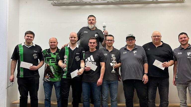 Die ersten acht Plätze von links nach rechts: Darek Brandt, Rene Endriss, Adrian Lauer, Ingo Sitzmann, Fabian Mainberger, Jannis Vöth, Mike Oppel, Detlef Reinelt sowie Turnierleiter Matthias Tripp. Die ersten acht Plätze von links nach rechts: Darek Brandt, Rene Endriss, Adrian Lauer, Ingo Sitzmann, Fabian Mainberger, Jannis Vöth, Mike Oppel, Detlef Reinelt sowie Turnierleiter Matthias Tripp.