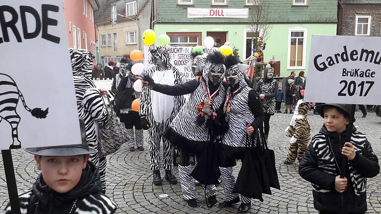 Buntes Faschingstreiben herrschte am Faschingsdienstag auch in Bad Brückenau. Die Narren selbst  wie auch die Zuschauer waren bester Laune.