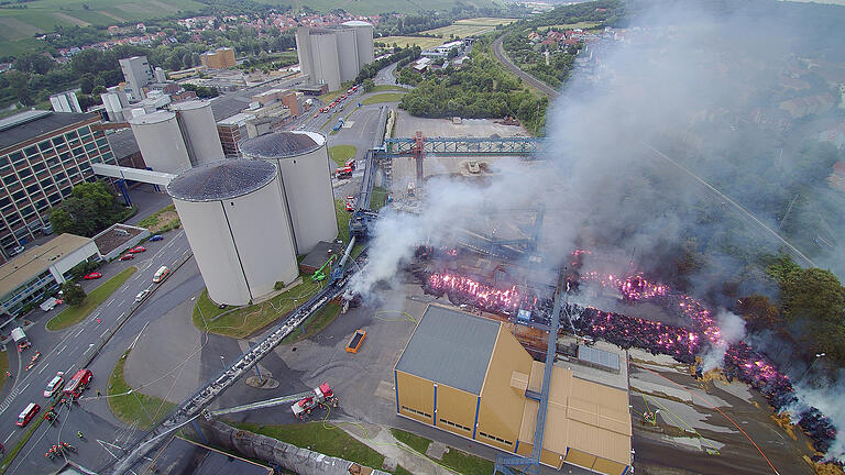 Am 17. Juni 2017 breitete sich in der Zuckerfabrik in Ochsenfurt ein Großbrand aus. Am 17. Juni 2017 breitete sich in der Zuckerfabrik in Ochsenfurt ein Großbrand aus.