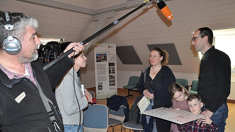 Das ZDF-Filmteam interviewte am Montag im Hofheimer Bürgerzentrum die Familie Fallenbacher aus Kleinmünster. Das ZDF-Filmteam interviewte am Montag im Hofheimer Bürgerzentrum die Familie Fallenbacher aus Kleinmünster.