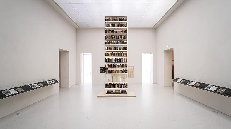 &quot;Rose Valland Institut“: ein Regal voller unrechtmäßig erworbener Bücher aus jüdischem Besitz.