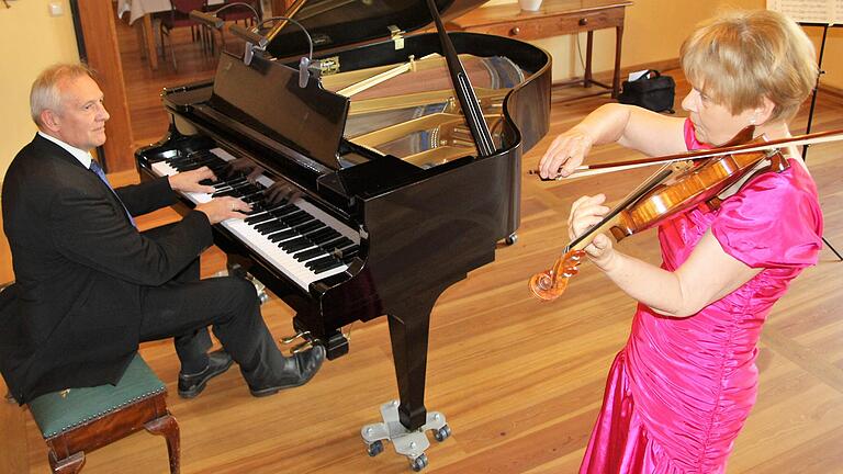 Böhmische Musik für die Seele servierten am Freitag in Schloss Zeilitzheim Eva Wengoborski-Sohni (Violine) und Rudolf Ramming (Konzertflügel). Böhmische Musik für die Seele servierten am Freitag in Schloss Zeilitzheim Eva Wengoborski-Sohni (Violine) und Rudolf Ramming (Konzertflügel).