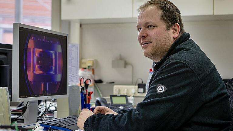 Florian Swobodnik an seinem Schreibtisch im Steuerungsraum. Florian Swobodnik an seinem Schreibtisch im Steuerungsraum.