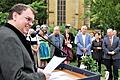 Initiator Gerhard Lehrberger (links) spricht vor den Gästen bei der Enthüllung des Flurl-Denkmals auf dem Kapellenfriedhof. Foto: Sigismund von Dobschütz       -  Initiator Gerhard Lehrberger (links) spricht vor den Gästen bei der Enthüllung des Flurl-Denkmals auf dem Kapellenfriedhof. Foto: Sigismund von Dobschütz