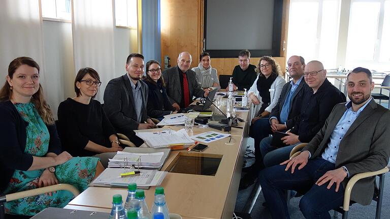 Der Koordinierungsstab Covid-19 am Landratsamt Würzburg beurteilt täglich die Entwicklung in Stadt und Landkreis Würzburg. Am Samstag nahm auch Oberbürgermeister Christian Schuchardt (hinten) an der Besprechung teil. Der Koordinierungsstab Covid-19 am Landratsamt Würzburg beurteilt täglich die Entwicklung in Stadt und Landkreis Würzburg. Am Samstag nahm auch Oberbürgermeister Christian Schuchardt (hinten) an der Besprechung teil.