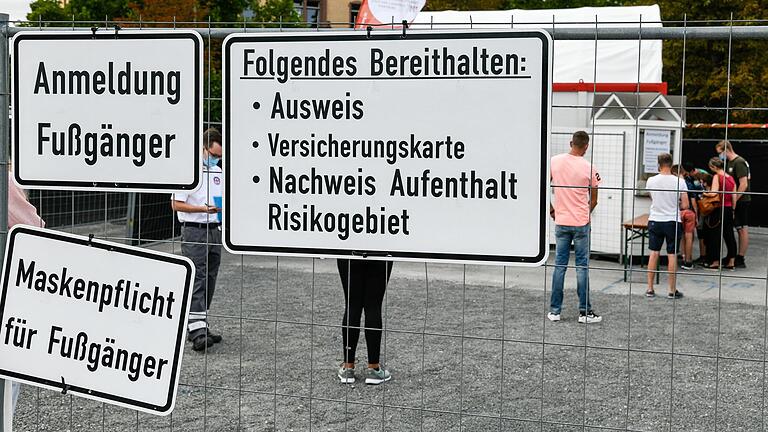Am Samstag bildeten sich lange Warteschlangen vor der Corona-Teststrecke an der Talavera. Dieses Foto von der Teststrecke wurde am 26. August aufgenommen. Am Samstag bildeten sich lange Warteschlangen vor der Corona-Teststrecke an der Talavera. Dieses Foto von der Teststrecke wurde am 26. August aufgenommen.