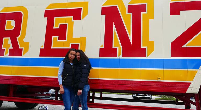 'Wir sind ein Zirkus durch und durch und würden am liebsten sofort weiterreisen': Die Schwestern Sandy (links) und Angel Köllner aus der in Knetzgau verharrenden Zirkusfamilie Renz.