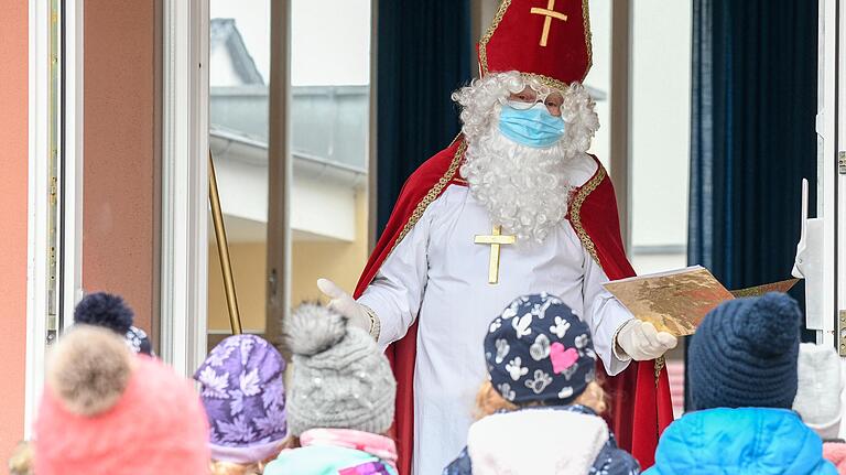 Josef Hörning aus Birkenfeld geht seit mehr als 50 Jahren als Nikolaus in den Kindergarten. In Corona-Zeiten eben nicht nur mit weißem Bart, sondern auch mit Mundschutz. Josef Hörning aus Birkenfeld geht seit mehr als 50 Jahren als Nikolaus in den Kindergarten. In Corona-Zeiten eben nicht nur mit weißem Bart, sondern auch mit Mundschutz.