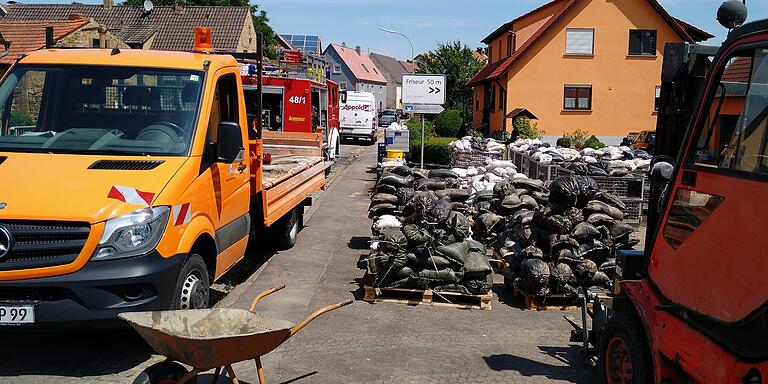 Stadelschwarzach am Samstag nach der Flut am zentralen Platz in der Nähe der Schwarzach. Dort war der Hochwasser-Hotspot in Stadelschwarzach, da unter der Bundestraße B22 auch noch der Mauerbach verrohrt durchgeführt wird. Hier waren am Freitag die höchsten Pegelstände. Am Samstag wurde dort aufgeräumt, die Sandsäcke zentral gesammelt, der Sperrmüll aus den gefluteten Kellern in den Container geladen. Stadelschwarzach am Samstag nach der Flut am zentralen Platz in der Nähe der Schwarzach. Dort war der Hochwasser-Hotspot in Stadelschwarzach, da unter der Bundestraße B22 auch noch der Mauerbach verrohrt durchgeführt wird. Hier waren am Freitag die höchsten Pegelstände. Am Samstag wurde dort aufgeräumt, die Sandsäcke zentral gesammelt, der Sperrmüll aus den gefluteten Kellern in den Container geladen.