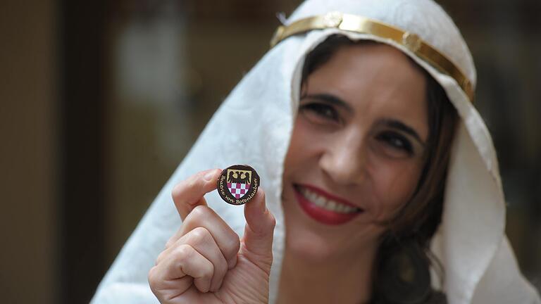 Das war die Beatrix-von-Botenlauben-Praline, die Otmar Troll vor drei Jahren zum Rakoczy-Fest kreierte (im Bild mit Catherine Vogel). Das war die Beatrix-von-Botenlauben-Praline, die Otmar Troll vor drei Jahren zum Rakoczy-Fest kreierte (im Bild mit Catherine Vogel).