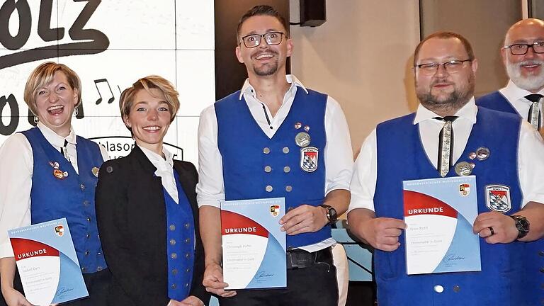 Ehrungen beim Jahreskonzert des JBO Scholz aus Geroda (von links): Sabine Scholz, Katharina Kuhn, Isabell Gerr, Dirigentin Hannah Silberbach, Christoph Kuhn, Nico Roth, Karl Bienmüller (Vorstand), Vorsitzende Lisa Väth und Jürgen Köstler vom Nbmb.       -  Ehrungen beim Jahreskonzert des JBO Scholz aus Geroda (von links): Sabine Scholz, Katharina Kuhn, Isabell Gerr, Dirigentin Hannah Silberbach, Christoph Kuhn, Nico Roth, Karl Bienmüller (Vorstand), Vorsitzende Lisa Väth und Jürgen Köstler vom Nbmb.