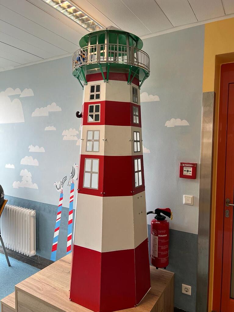 Der neue Leuchtturm in seitlicher Ansicht. Der neue Leuchtturm in seitlicher Ansicht.